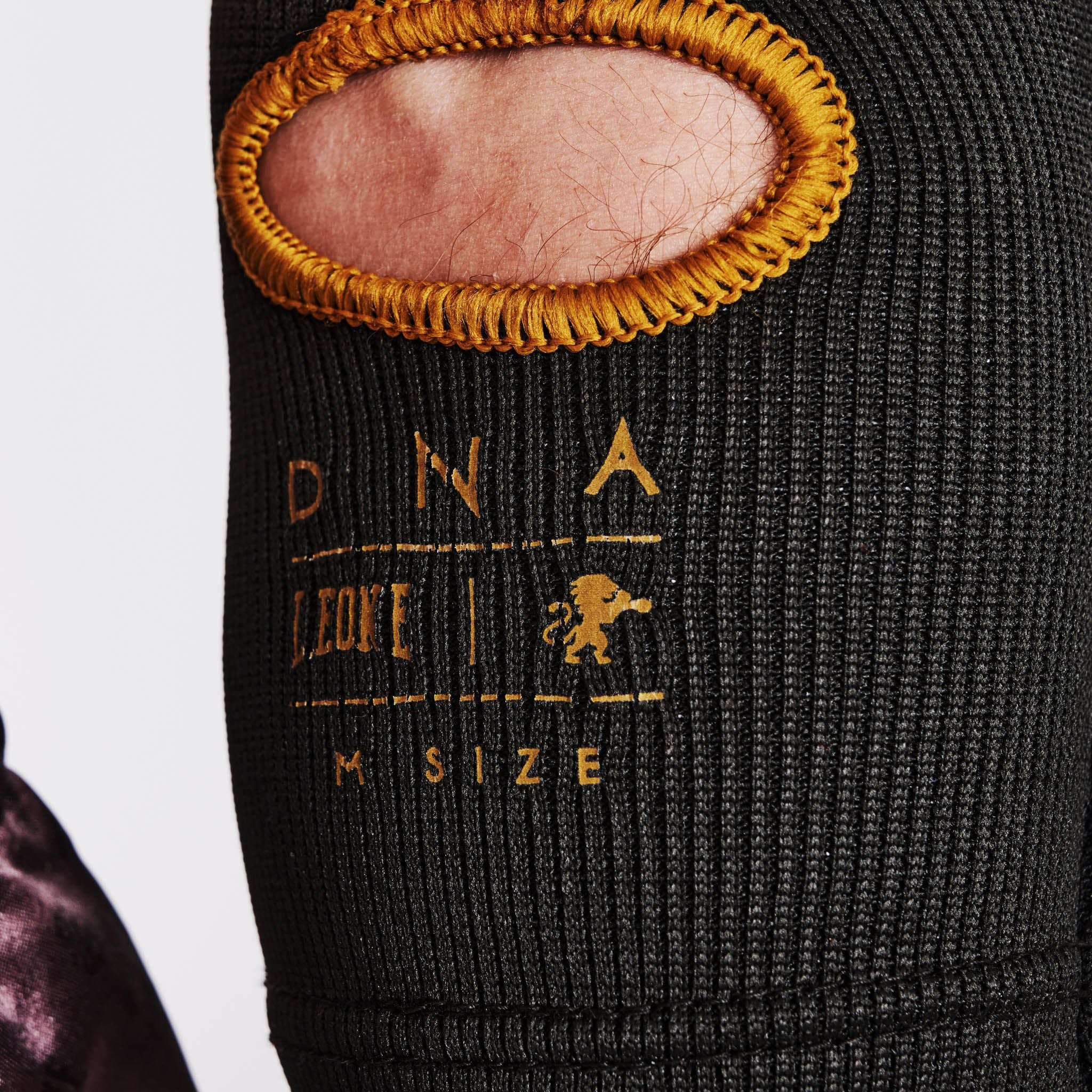 Coderas para Muay Thai Leone Color Negro PR341 DNA