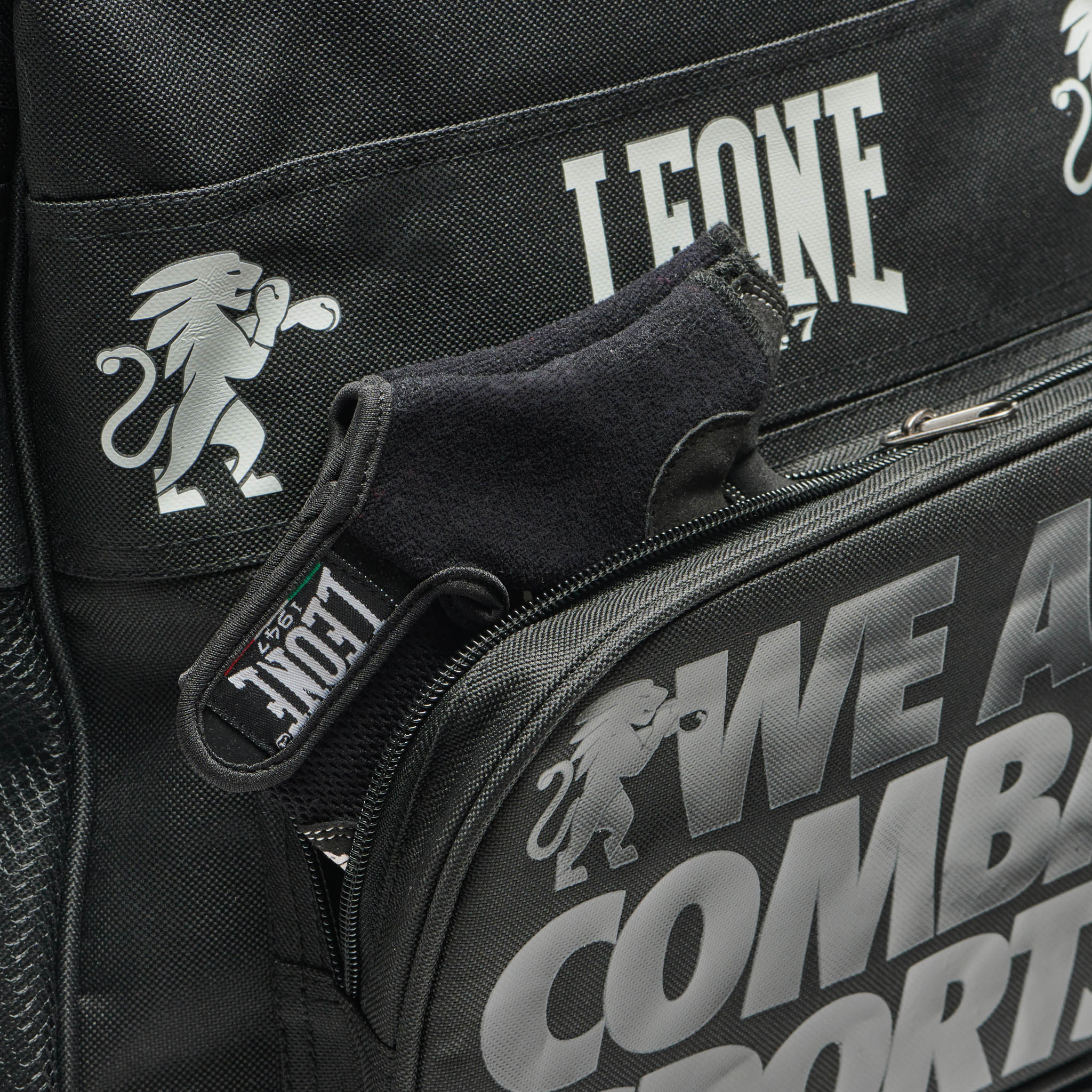 Mochila Leone 1947 "Ambassador" Color negro